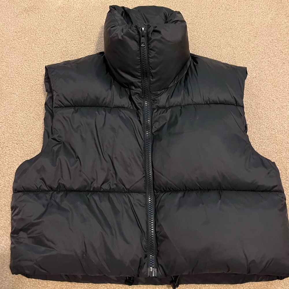 Woman’s cropped puffer vest